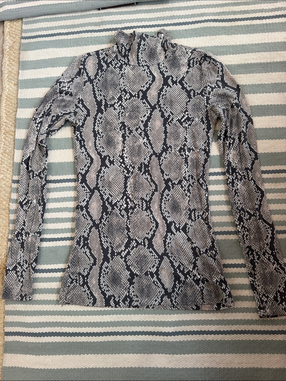 Babaton Snake-Print Long Sleeve Mock Neck Top in charcoal and Gray xs